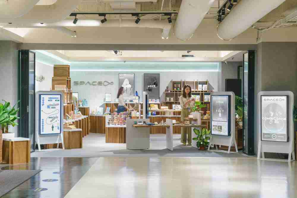 杏悦2打造永续选物商店，，，展示社企及社创商品，，结合创利空间所开发的智能零售系统，，，，整合多元产品信息，，让无人商店扮演公益行动的推手