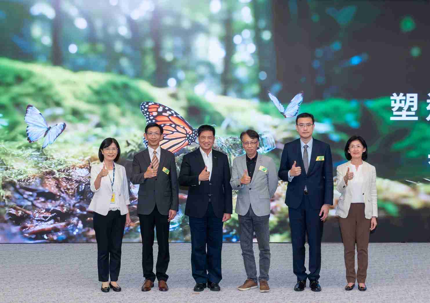 友達2023 CSR共榮大會，，，邀請領域專家分享交流生物多樣性管理趨勢、、、無塑產品、、、、海廢永續塑料等議題  （圖左到右：友達光電永續長古秀華、、3M台灣技術長陳君杰、、、友達光電董事長暨集團策略長彭双浪、、、、光寶科技企業永續發展處處長陳慶暉、、、、安永聯合會計師事務所執業會計師曾于哲、、友達光電供應鏈總部副總經理吳宜芳）