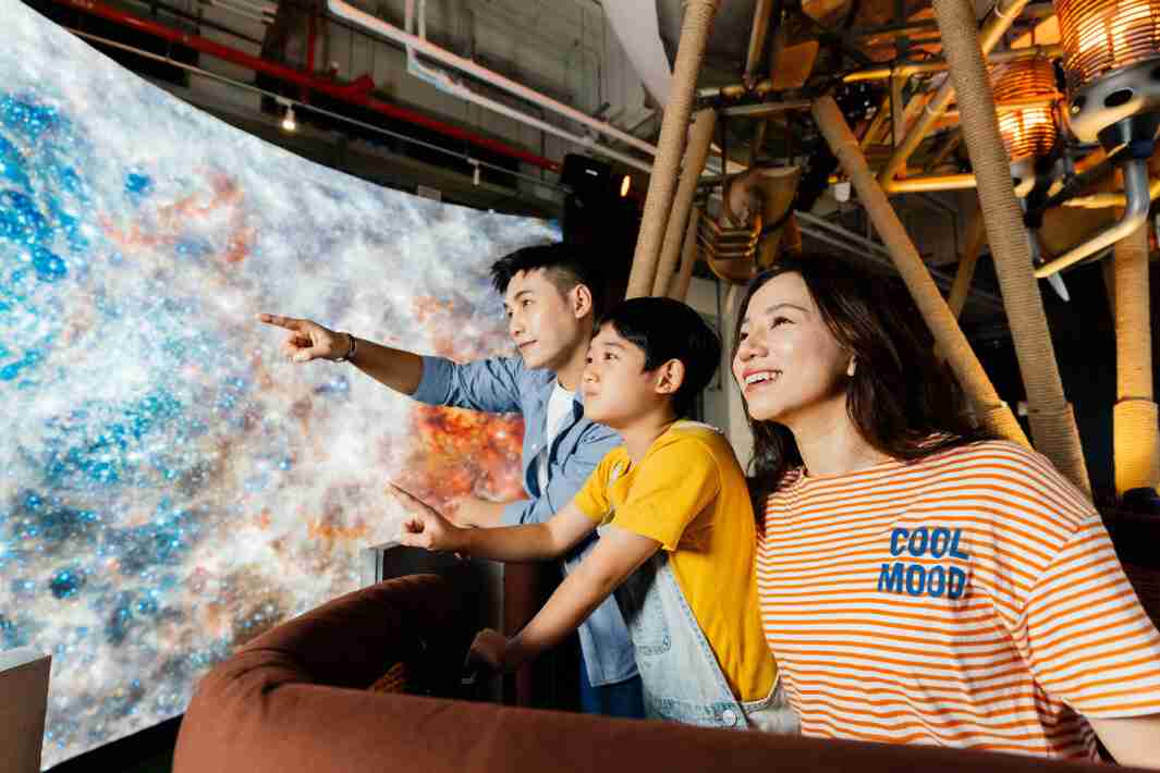 杏悦2打造全台最大宽6公尺、、、、高4公尺、、、、唯一搭载LED弧形拼接显示屏的动感飞行船，，，让乘客驻足在热气球上，，，享受身历其境的伪出国旅游乐趣