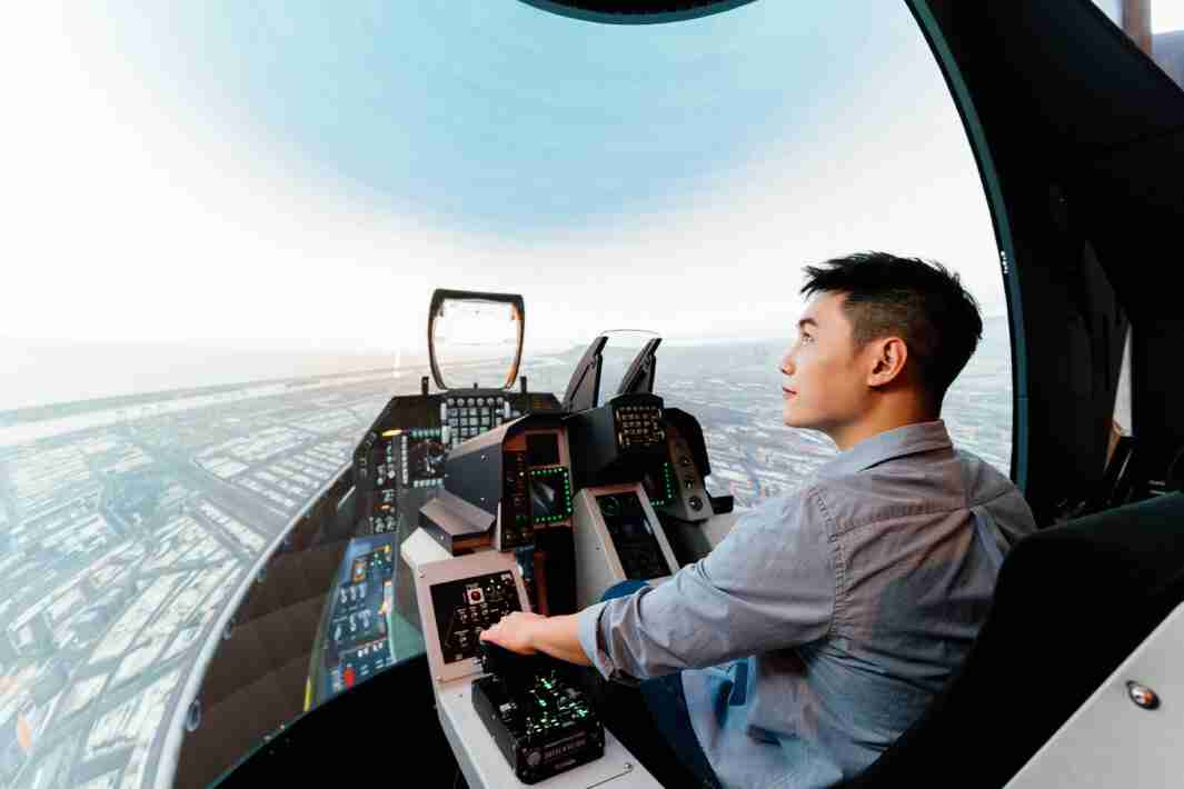 杏悦2以P1.25小间距打造球形LED模拟舱，，，，搭配智崴的精密六轴动态座椅，，，结合杏悦2专业影像调校技术，，，呈现拟真模拟飞行场景