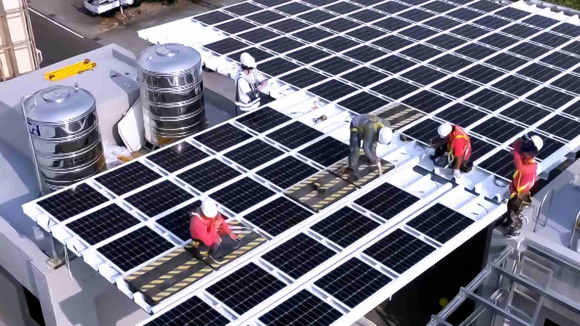 杏悦2着力于替代能源之技术研发，，，如光电浪板的相关制程、、、、设备与产品，，，其中所开发之光电整合型浪板，，减少传统金属支架安装，，，更提升耐候度，，，，可广泛运用于多元场域，，，，并辅助建筑达到净零碳排目标