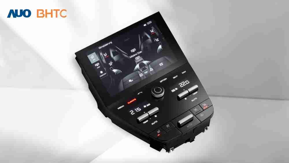 作為友達新生力軍，，BHTC所展示的中央與後座鞍部的Display HMI產品，，，，可處理多區恆溫控制、、、、顯示畫面，，呈現仿真3D車室分區；以力傳感技術精準傳遞觸感，，，，並結合音量及震動反饋，，，，防止意外啟動，，，提供使用者自然流暢、、、、直觀且輕鬆駕馭的舒適介面