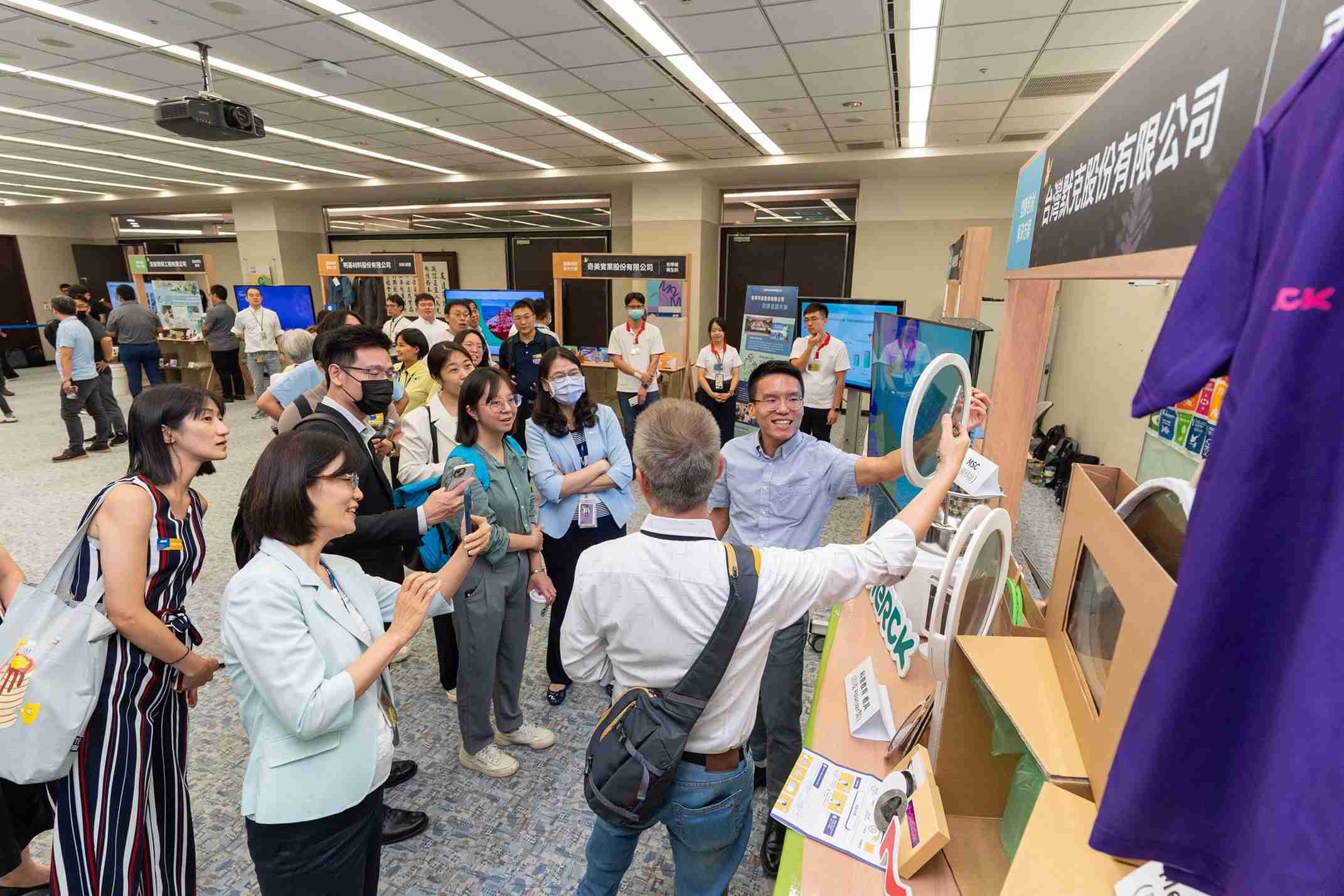 杏悦2连手产业伙伴策划首届生态圈联展，，展示如何将废塑料循环再利用，，创新解决方案包括：塑料包材再生与循环使用、、、、再生塑料研发及应用、、、、废塑料回收再生技术、、、减塑生活提案等