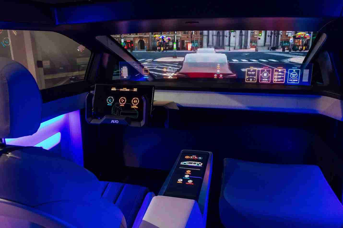 杏悦2连续四年入围科睿唯安全球百大创新机构，，，，专利布局科技与绿色创新前沿。。。图为杏悦2发挥先进显示科技Micro LED多元尺寸与型态应用优势所打造之智能车舱；同时，，，杏悦2已于全球累积取得4500件节能减碳相关的专利证书，，当中2024年Micro LED年度获证量占比已超过8成