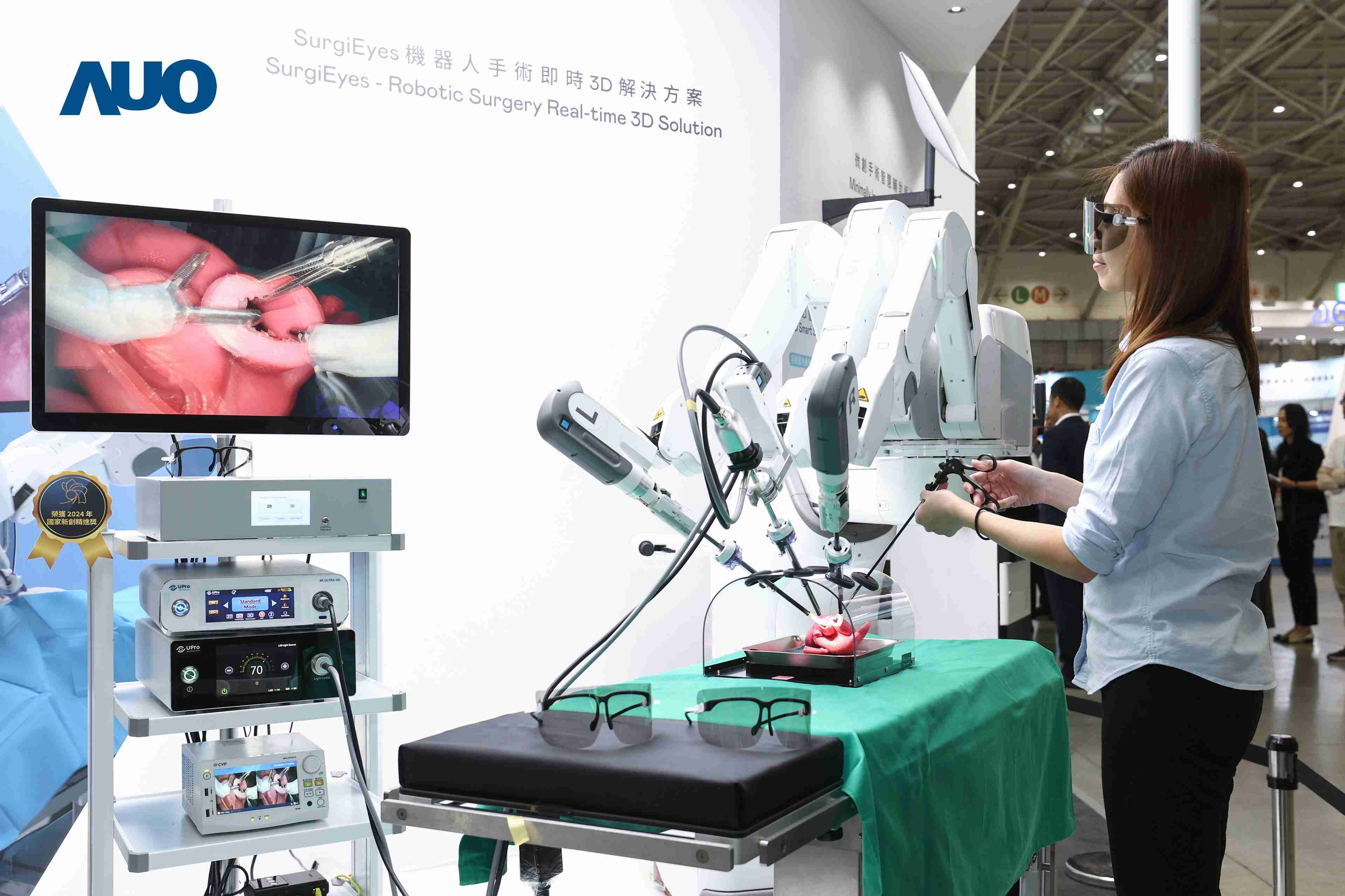 达擎以领先的3D显示技术推出〝SurgiEyes机器人手术实时3D解决方案〞，，整合先进3D图像处理与独家3D垂直宽视角、、、广色域的显示技术，，手术团队可实时同步主刀医师视角看到清晰3D影像，，，提升沟通效率与安全性。。。。